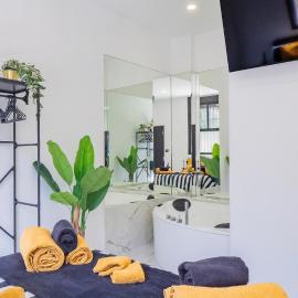 The Juanita Reina's Jacuzzi Apartment