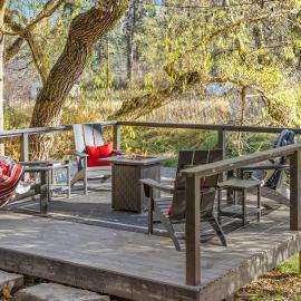 Quiet Waterfront Cottage on the Little Spokane River, hotel a Colbert