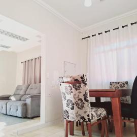 CASA - localizada no centro de Campo Grande - 2 quartos com ar e garagem para 2 carros