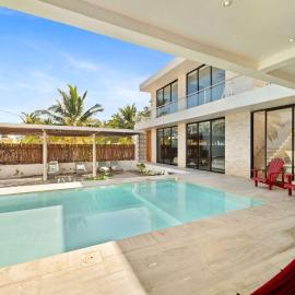 BEACHFRONT COCO Modern Designer House by PENINSULA STAYS, hotel din San Crisanto