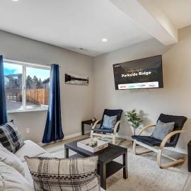 Parkside Ridge Cozy Escape w Hot Tub & Views, hotell sihtkohas Monument