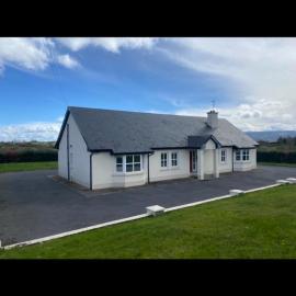 Cosy East Clare Apartment، فندق في Coolcoosaun