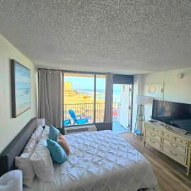 Ocean View Studio Condo w Heated Pool Private Balcony Free Parking, hotel a Daytona Beach
