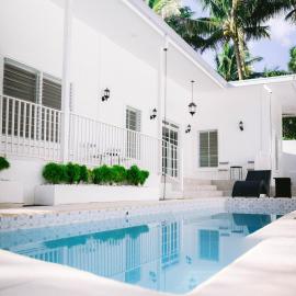 White Cottage Amadeo with Pool and Bonfire