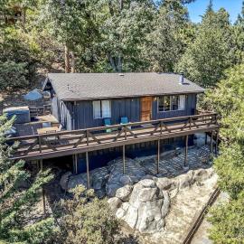 RACC00N Rock Charming Hot Tub Cabin