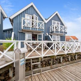 Charming Holiday Home Right At Grenaa Marina With Terraces Overlooking The Water Close To The Kattegat Centre, The Beach And Cosy Cafés，格雷諾的飯店
