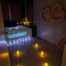 Apartament z prywatnym jacuzzi - bezpłatny parking - ogród, hotel in Poznań