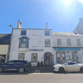Grade 2 Listed Spacious Town House in Beaumaris - Pass the keys, hotel in Beaumaris