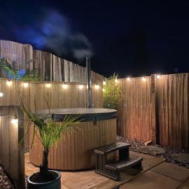 The Barn at Burfords with wood fired hot tub、Monksilverのホテル