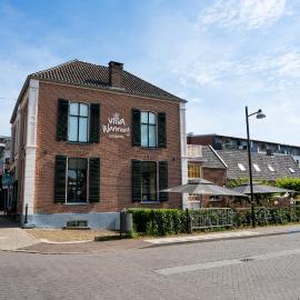 Boetiekhotel Villa Wanrooy, хотел в Доетинхем