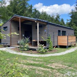 Modernes Tinyhouse Trailer Cabins am Waldrand - mit Seezugang, hotel sa Eging am See