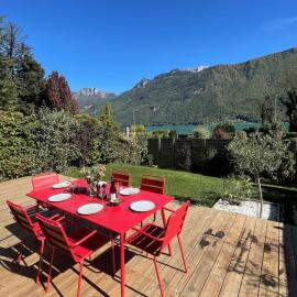 Casa Recto, au bord du lac d'Annecy avec vue, hotel in Doussard