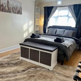Luxurious Cozy London Holiday Home, hotel Cranfordban