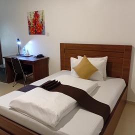 Peace Luxury Hotel and Apartment, hotel u gradu Jahi