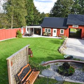 Guesthouse with Patio & BBQ, 10 Min to the Beach