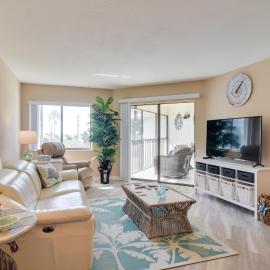Walk to Bradenton Beach: Gulf-View Home w/ Lanai