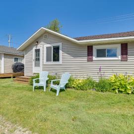 'Tiny House Cottage 5' w/ Crooked Lake Access!, hotel sa Alanson