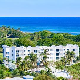 Luxury - 2BR 2BA - Balcony - Right Across From the Beach, hotelli kohteessa Boca Raton