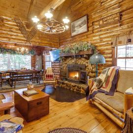 Lake & Beach Access at Lake Luzerne Cabin!, hotel din Lake Luzerne
