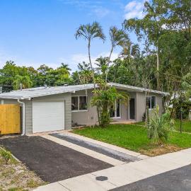 3 bedrooms and 2 bathrooms Charming Beachside House with King Bed
