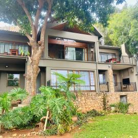 100 on Simon Bekker Kosmos, hotel en Hartbeespoort