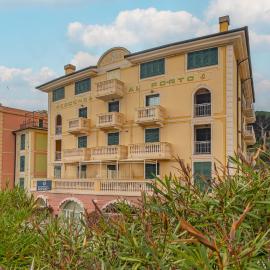 Residenza al Porto appartamenti con parcheggio، فندق في سبوتورنو