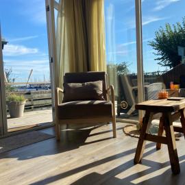 Lauwers Loft - 4-persoons chalet aan het water, khách sạn ở Anjum