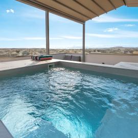 Elite Penthouse with Heated Pool and SkylineView, hotel Pireuszban