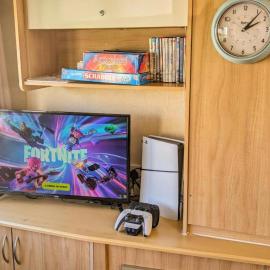 Static Stays at Lyons Robin Hood - Private Caravans with PS5 and WiFi، فندق في Meliden