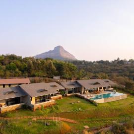 StayVista's Chitrakoot - 5BHK Mountain-View Villa with Alfresco Dining, hotel i Kolvan
