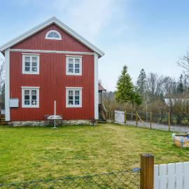 3 Bedroom Lovely Home In Urshult, hotel sa Urshult