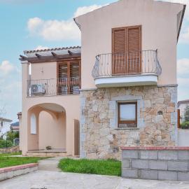 2 Bedroom Cozy Home In Malamuri