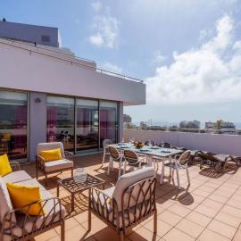 Spectacular 2 bed apartment, huge terrace and sea view
