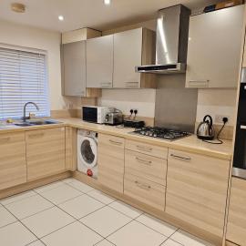 Stansted Airport Serviced Accommodation x DM for Weekly x Monthly Deals by D6ten Homes Ltd, хотел в Takeley