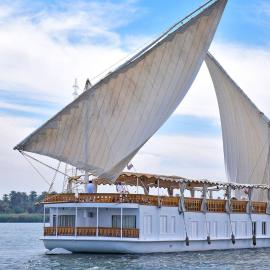 Nile Dahabiya Sailing boat 3 nights from Aswan to Luxor، فندق في أسوان