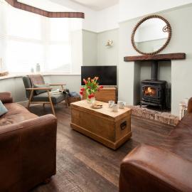 Driftwood Cottage by Coast & Country Stays, hotel in Seahouses