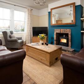 Pebble Cottage by Coast & Country Stays, hotel in Seahouses