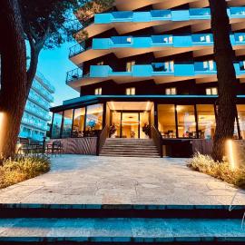 HOTEL NOIR - Free Brunch & Breakfast Until 13-00 - Vicinissimi a Mirabilandia، فندق في ميلانو ماريتيما