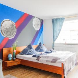- Stellar Haven Deluxe with Cosmic Design - 3-Room Space-Themed Apartment 75 qm - Central Location - Balcony - Renovated 2024 with TV & Netflix - Full Kitchen - Free Parking - Near Metro & Airport - Galaxy-Inspired Interior -, hotel u gradu Duizburg