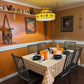 EZ 1 mile to Fort Sill! Pumpkin Cottage sleeps 9, grills, firepit, laundry