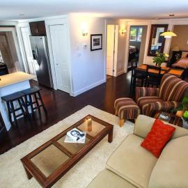 Grand Boulevard Retreat- quiet suite in North Vanc