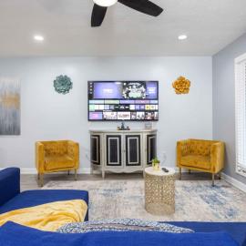 Midtown Modern Apt w Arcade 8 miles to FT Moore