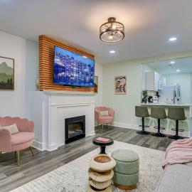 Stylish APT 1mile To Masters 2mi Medical Center