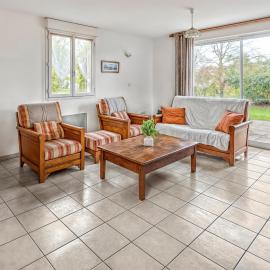 Maison cosy avec grand jardin, Hotel in Saint-Avé