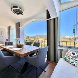 Viesnīca Stunning front line apartment with golf and mountains view pilsētā Susina