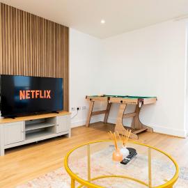 Modern 2BR Penthouse - Extended Stays, Free Parking & Fast Wi-Fi, hotel in Southampton