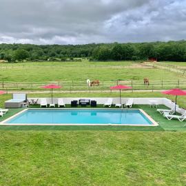 domaine du cheval d argent، فندق في Saiguède