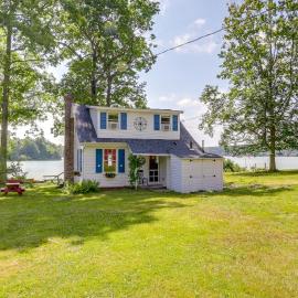 Coventry में, होटल Lakefront Cottage w/ Covered Porch & Dock!
