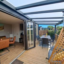 Luxe Chalet met Veranda en Tuin , nabij Zwembad VP006