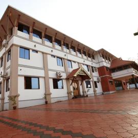 Hotel Chithrapuri, хотел в Parli